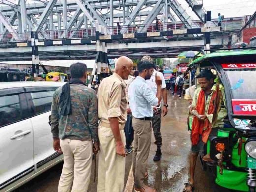 बारिश के बीच सड़क पर चला अनुरोध अभियान 
